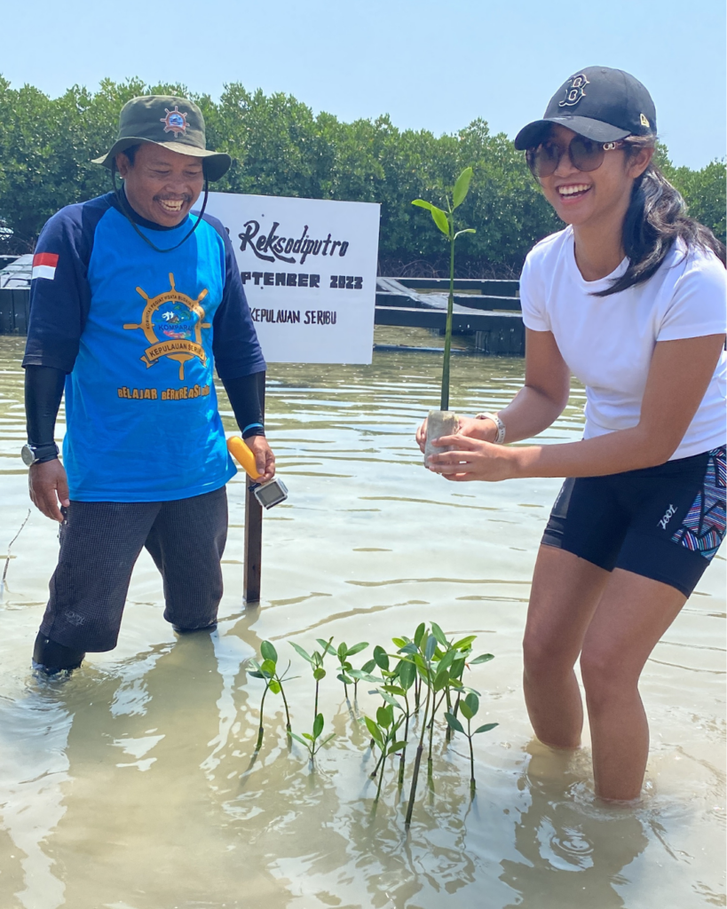 Image 1 : Mangrove planting with Ginting & Reksodiputro in association with Allen & Overy
