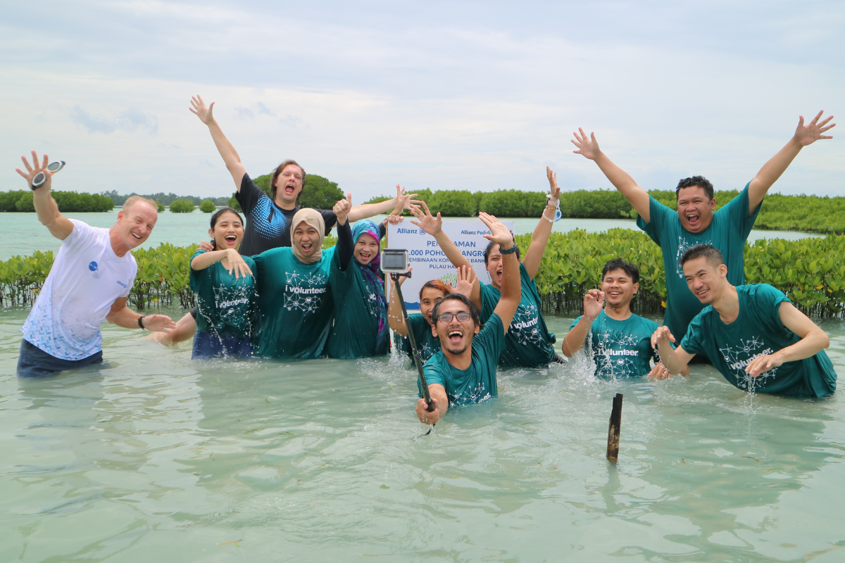 Contoh CSR perusahaan: Penanaman 3,000 mangrove di Pulau Seribu bersama Allianz Indonesia