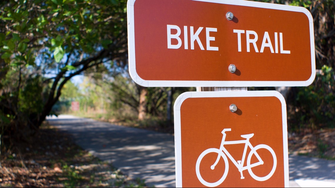 Bersepeda adalah kegiatan Staycation yang ramah lingkungan