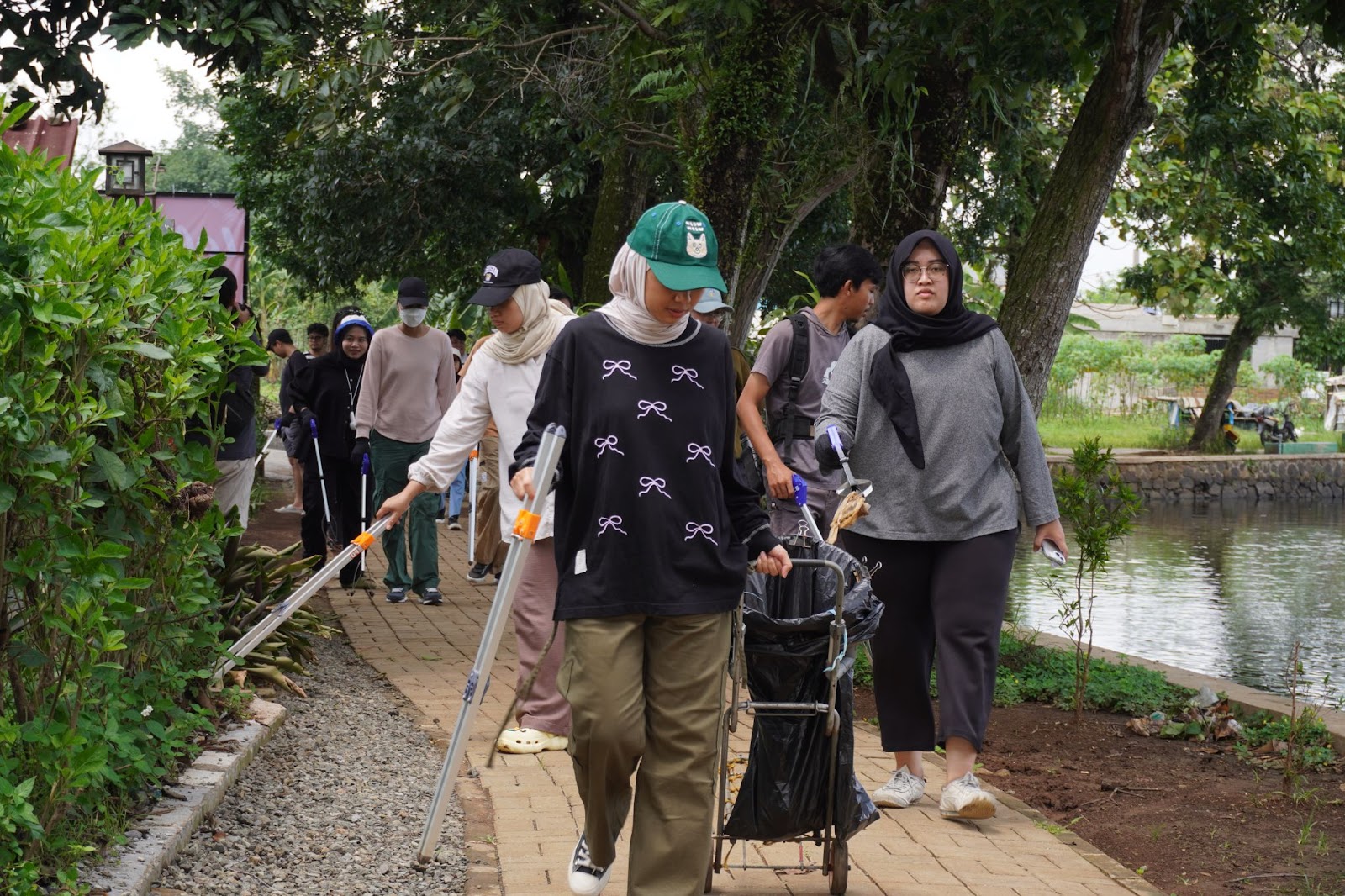 Paket Outing Kantor Seru: Edukasi Soal Sampah, Beach Clean-Up
