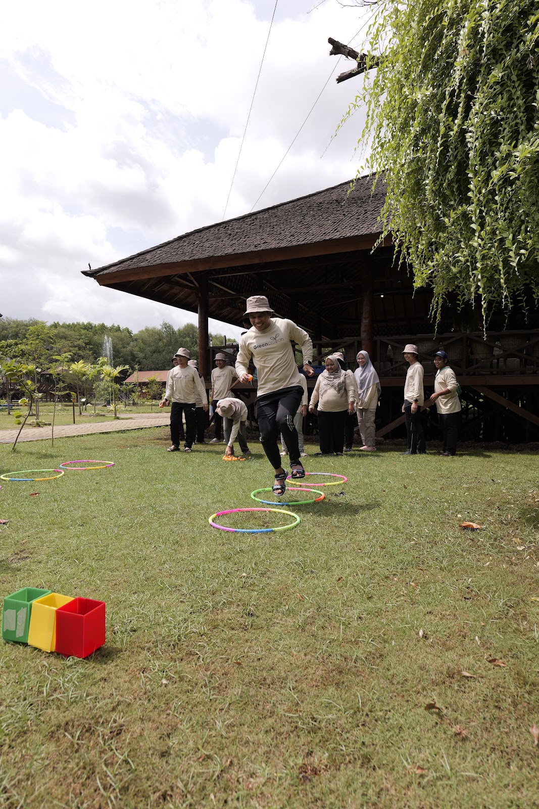 Contoh Amazing Race sebagai Tema Outing Kantor Seru: Race To Net Zero