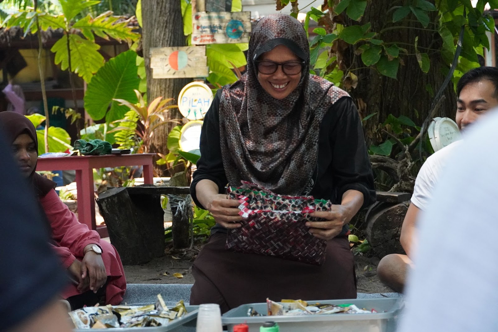 Paket Outing Kantor Seru: Edukasi Soal Sampah, Beach Clean-Up