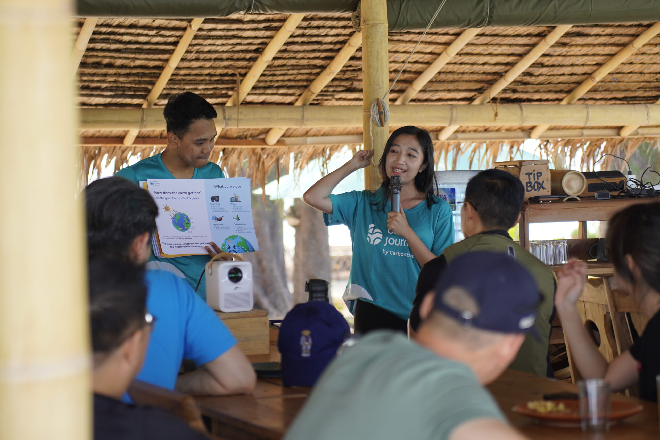 Devira, volunteer Bumi Journey berbicara pada climate session dalam sebuah pondok kayu dalam acara yang bertujuan menunjang SDGs