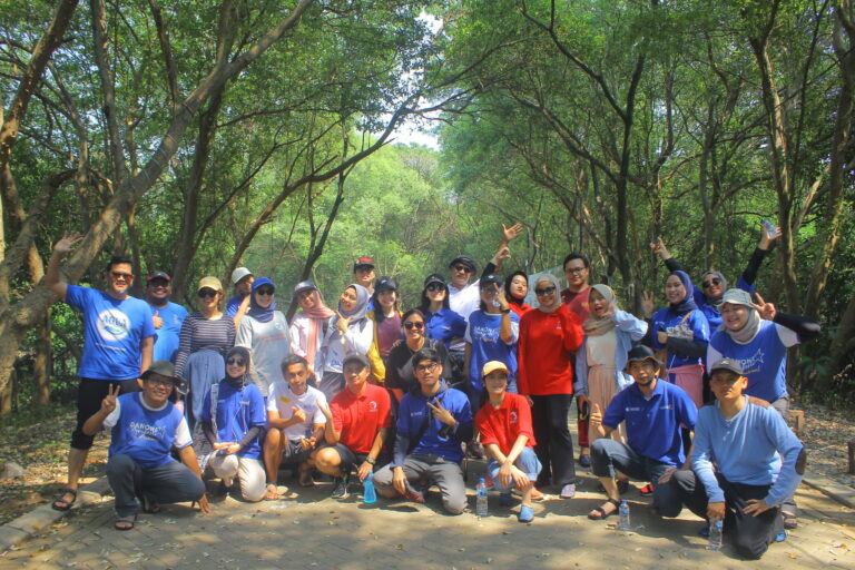 Foto Bersama Peserta Acara CSR Trip Danone untuk SDGs