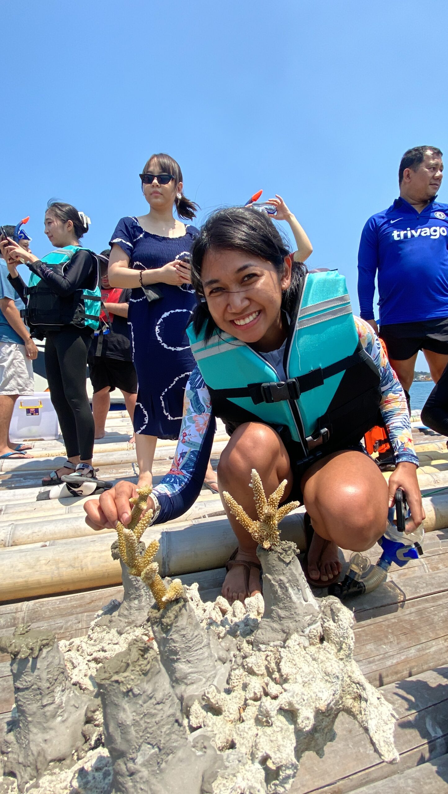 Seorang peserta program konservasi laut sedang menanam fragmen karang di struktur buatan dalam kegiatan coral planting. Upaya ini membantu pemulihan ekosistem laut dan keberlanjutan berbagai jenis-jenis terumbu karang, termasuk karang keras dan karang lunak, yang menjadi habitat penting bagi kehidupan laut.