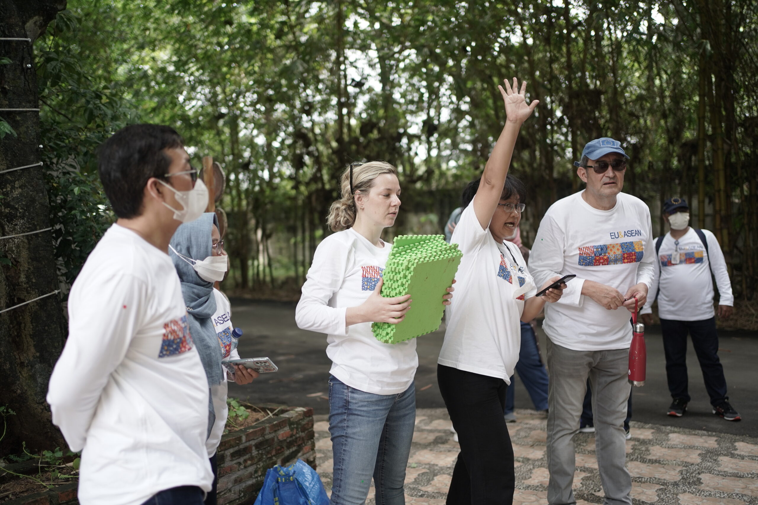 peserta outing kantor Bumi Journey berseragam putih bermain Konsentrasi