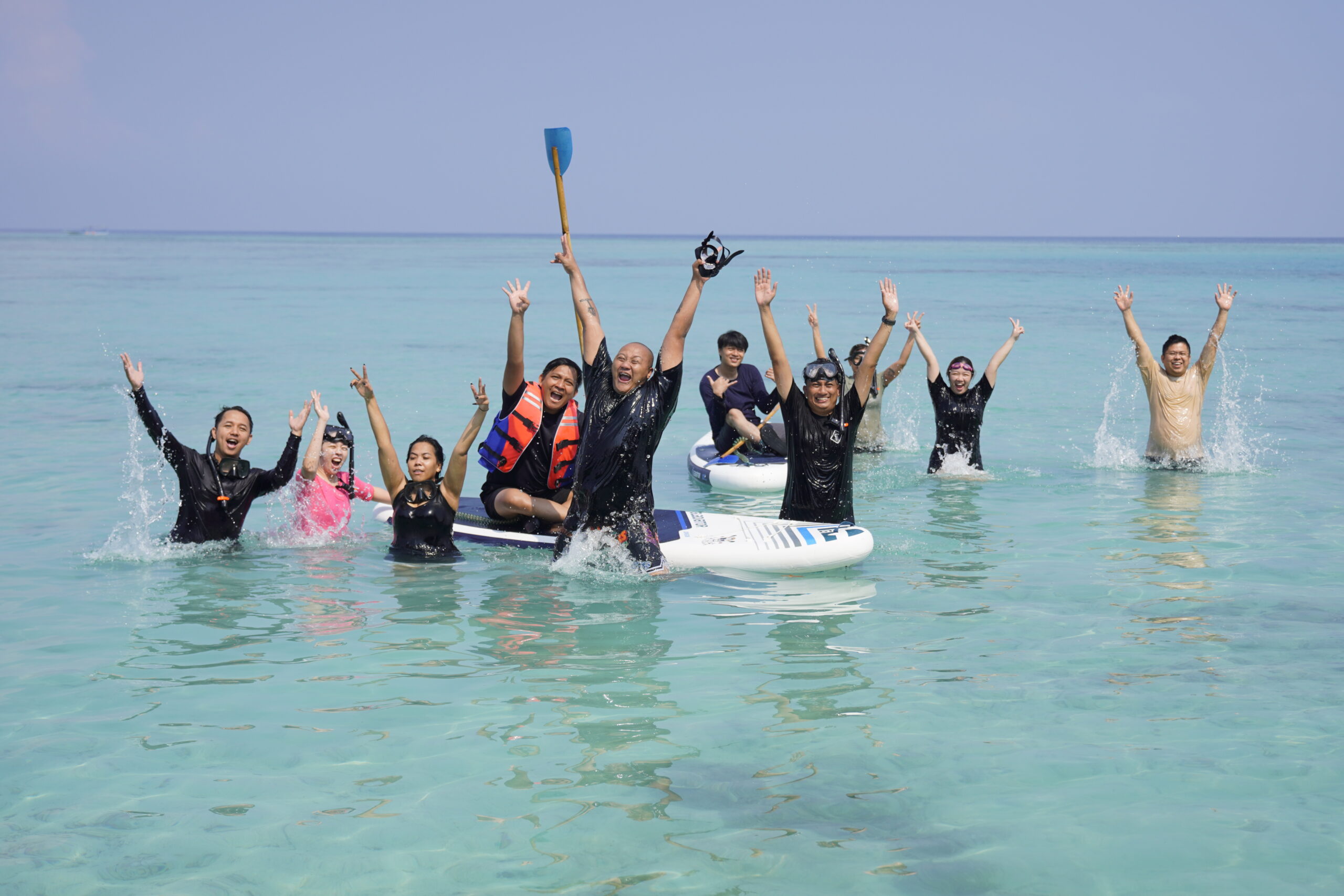 Ide outing kantor di laut atau pantai, snorkeling, paddling, seru-seruan main air