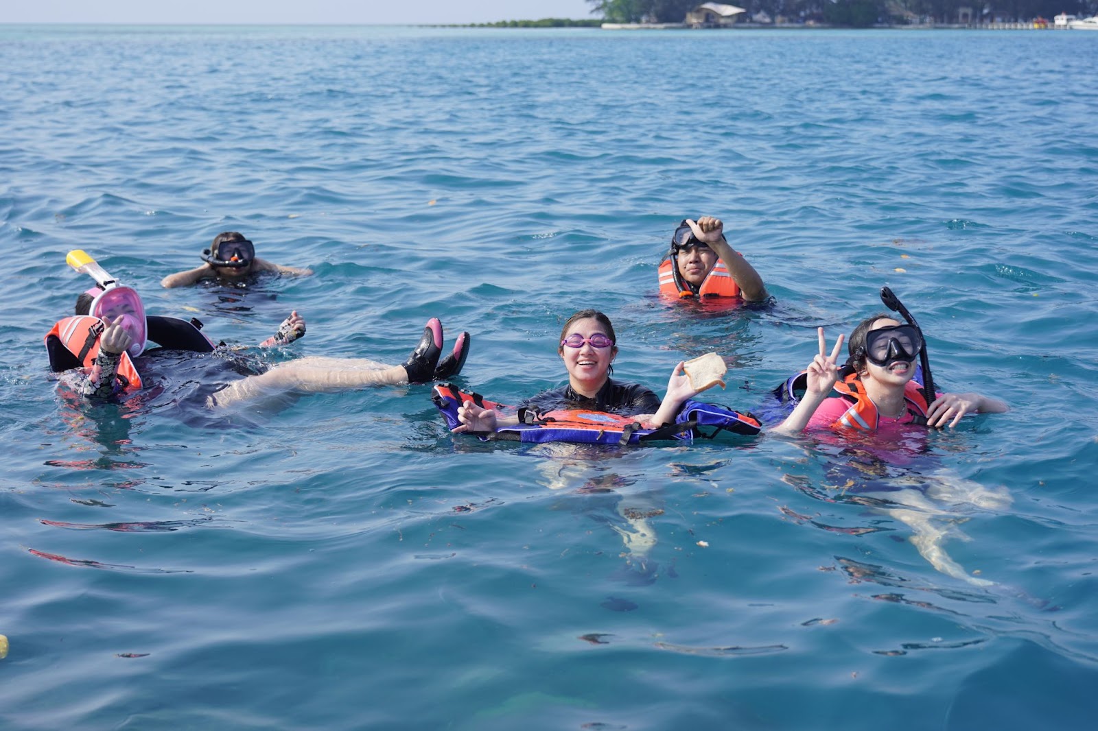 Kegiatan snorkeling di Desa Laguna