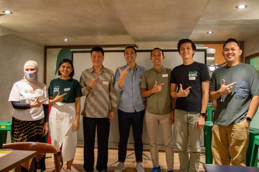 Gambar 3. Speakers and Moderator (Kiri ke Kanan, Wendy, Helga, Dr. Susianto, James, Willy Yonas, Max)